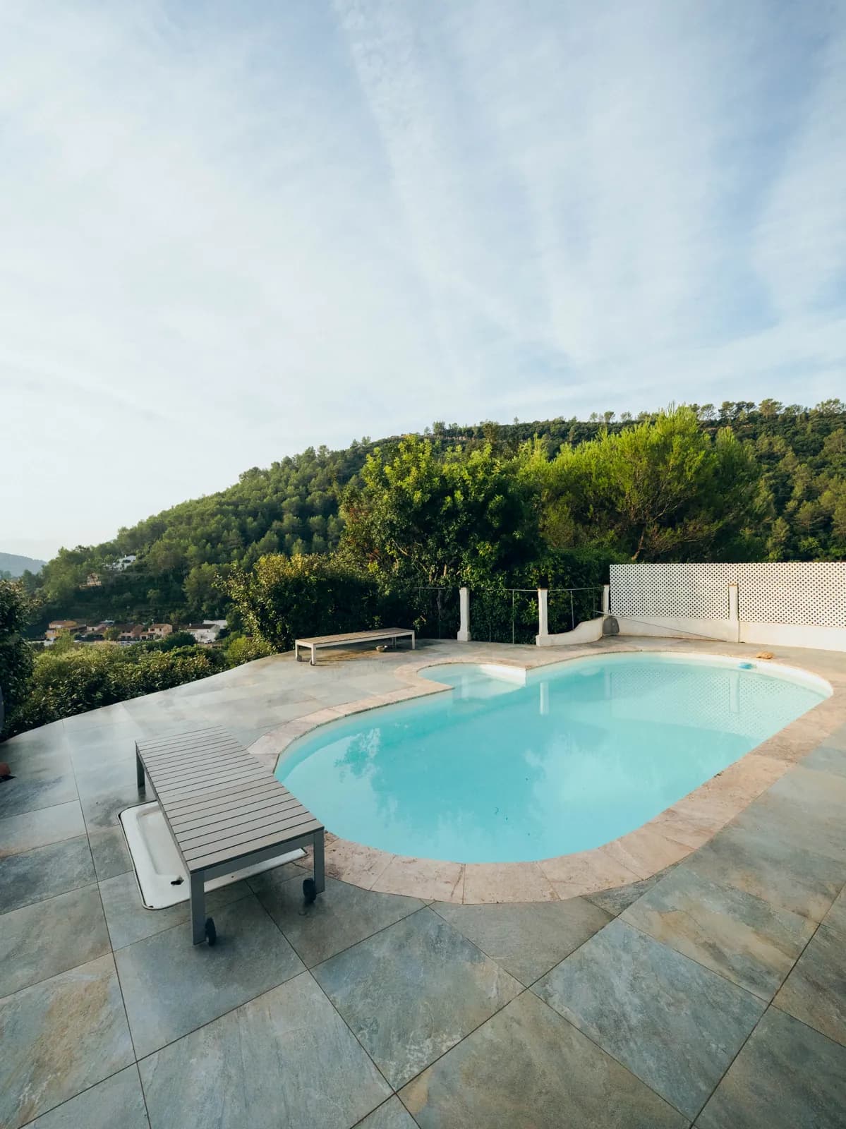 Piscine et terrasse d’une maison avec vue sur les collines, à Solliès-Toucas dans le Var