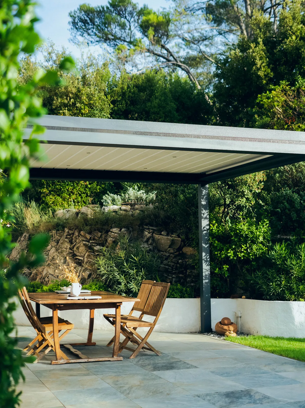 Pergola bioclimatique posée par Daniel Moquet Hyères, photographiée par Hugz Visuals