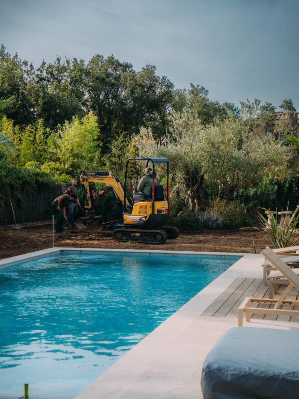Équipe de BML Paysages et mini-pelle en plein terrassement au bord de la piscine d’une villa à Ramatuelle
