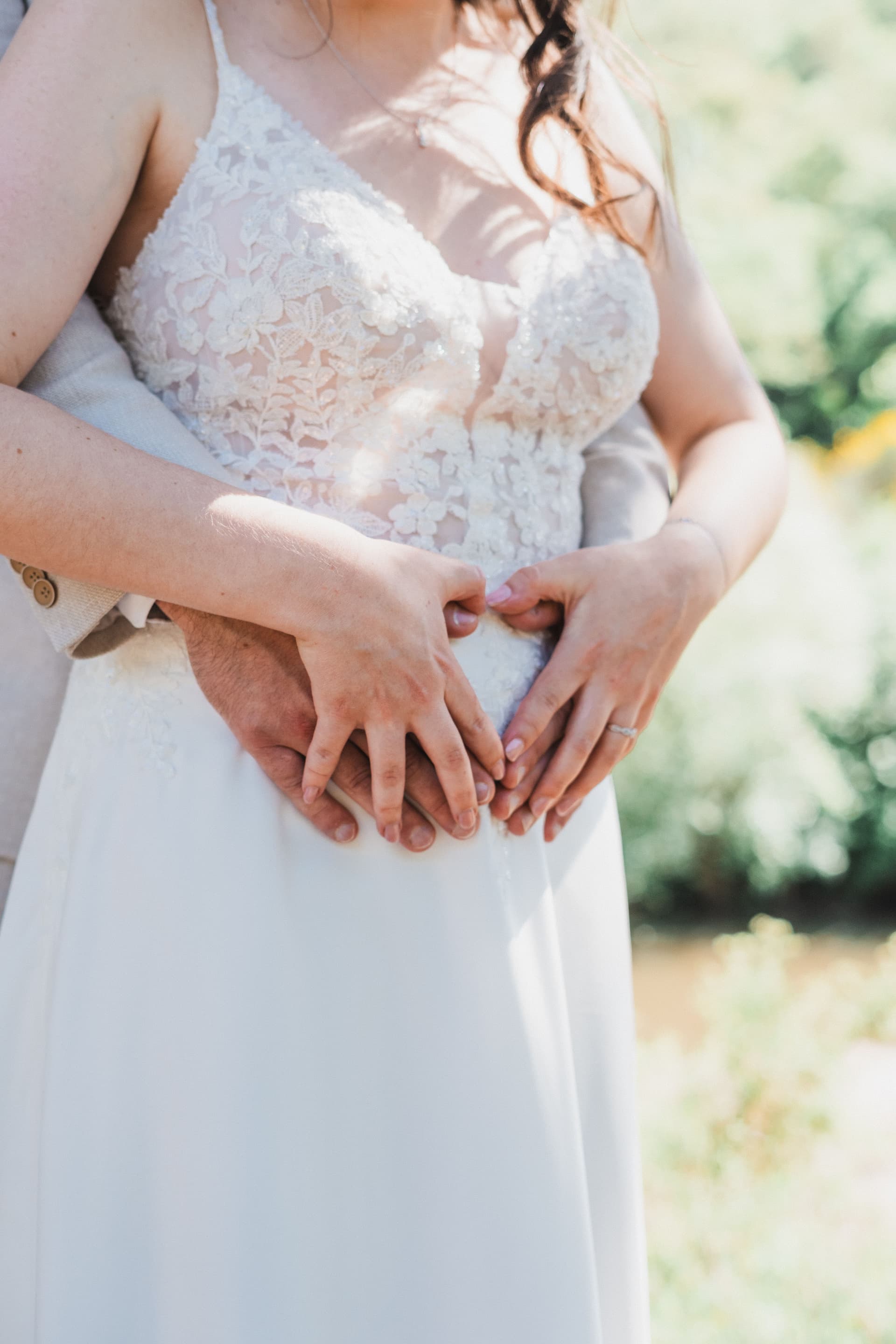 Couple de mariés enlacés — robe en dentelle et mains croisées, photographe mariage dans le Var par Hugo Bransard