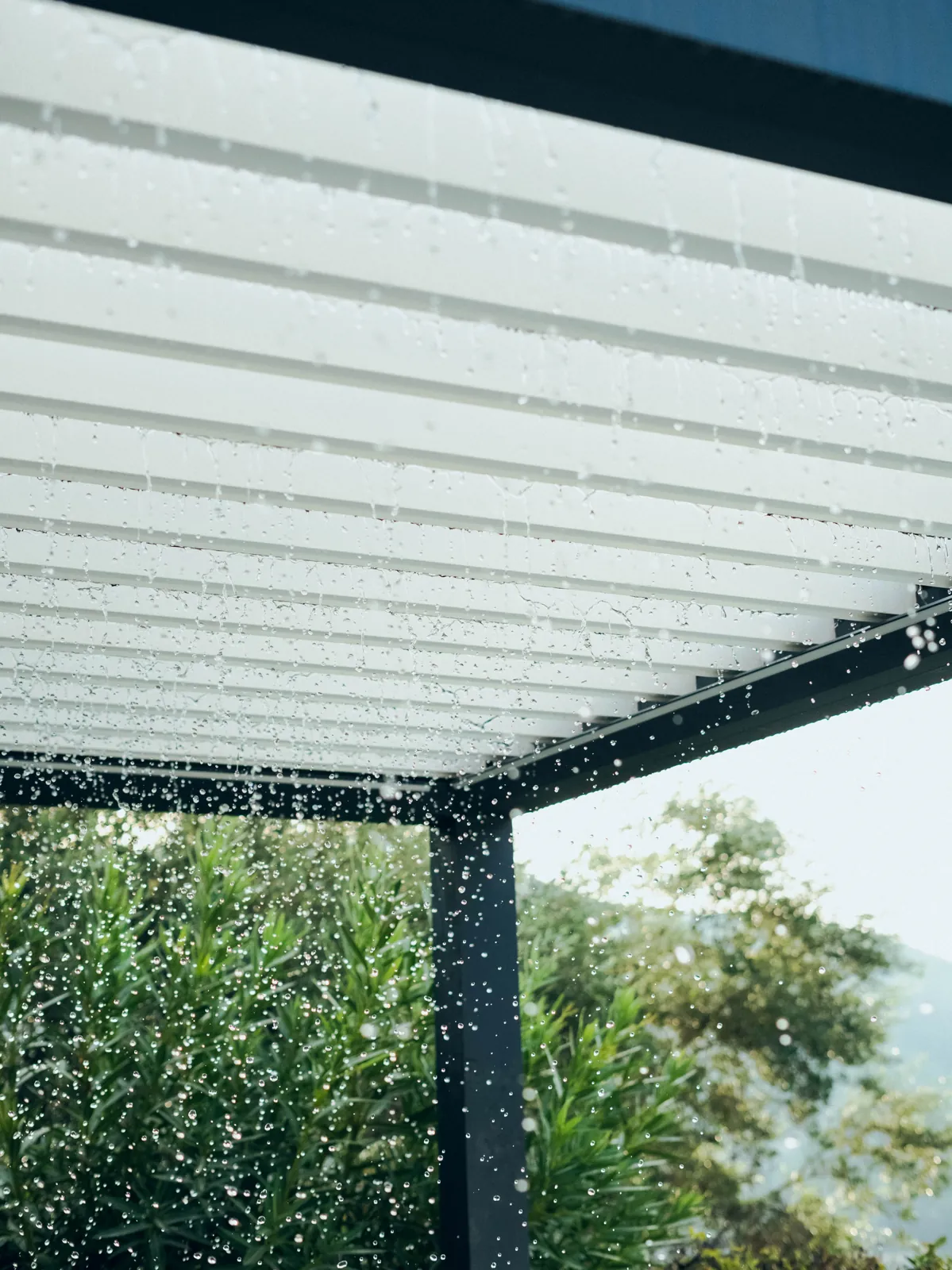 Lames orientables d’une pergola bioclimatique