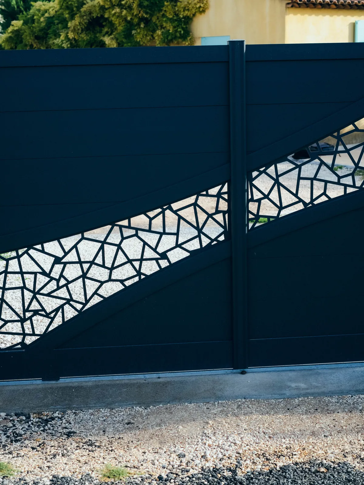 Portail aluminium avec claustra décoratif à Solliès-Pont