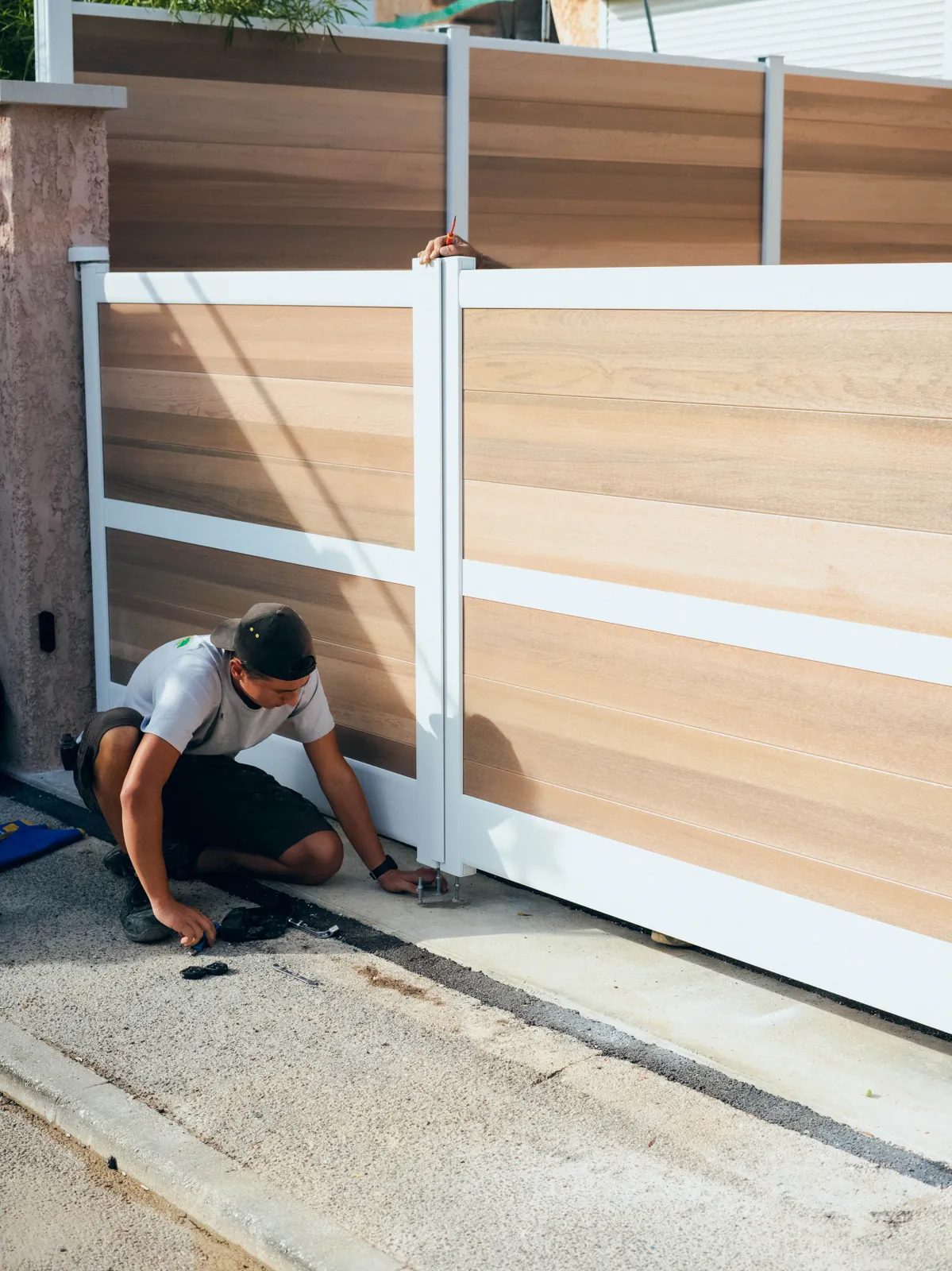 Pose d’une clôture aluminium aspect bois dans le Var