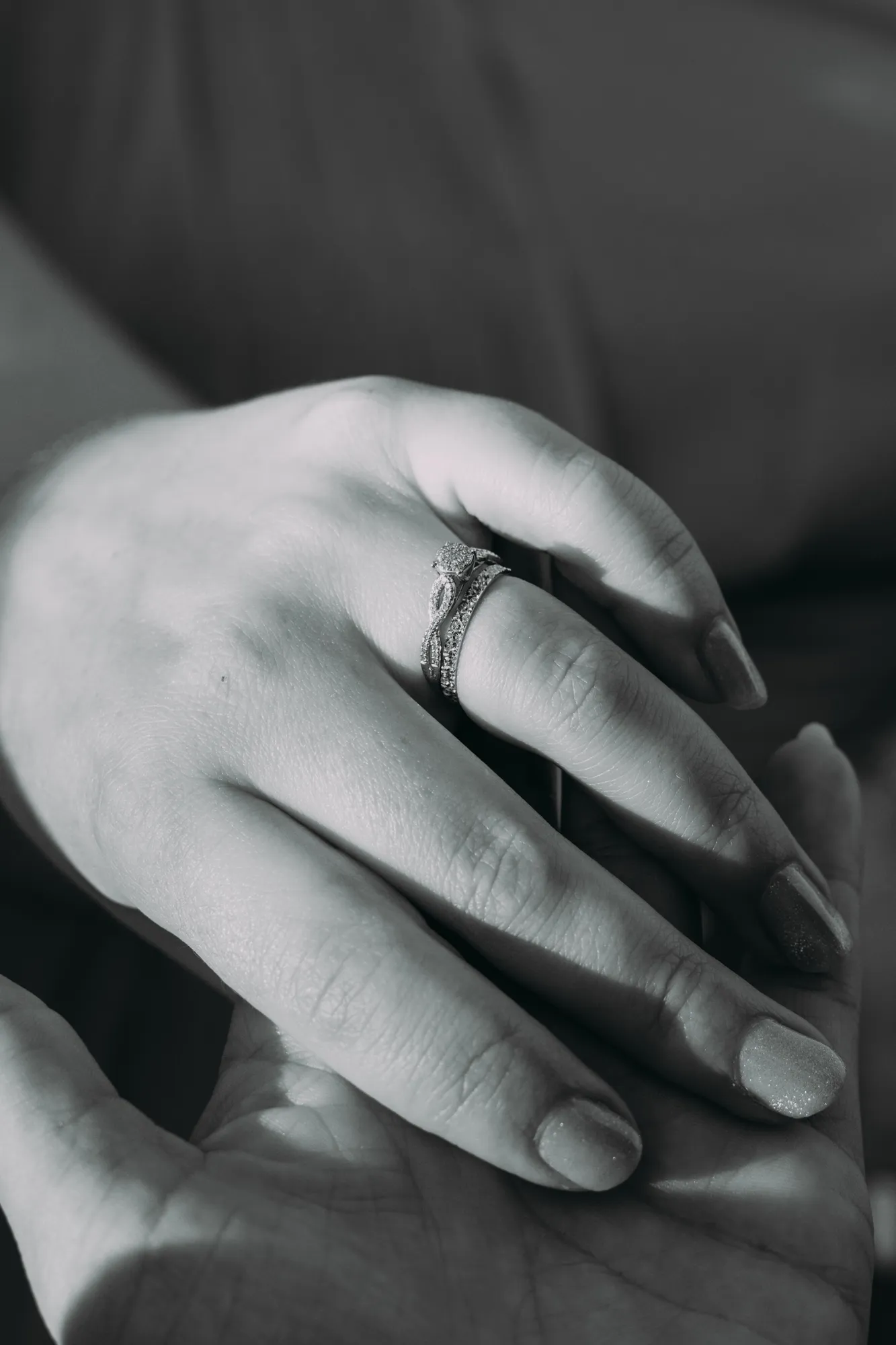Détail des alliances et des mains des mariés, mariage dans le Var