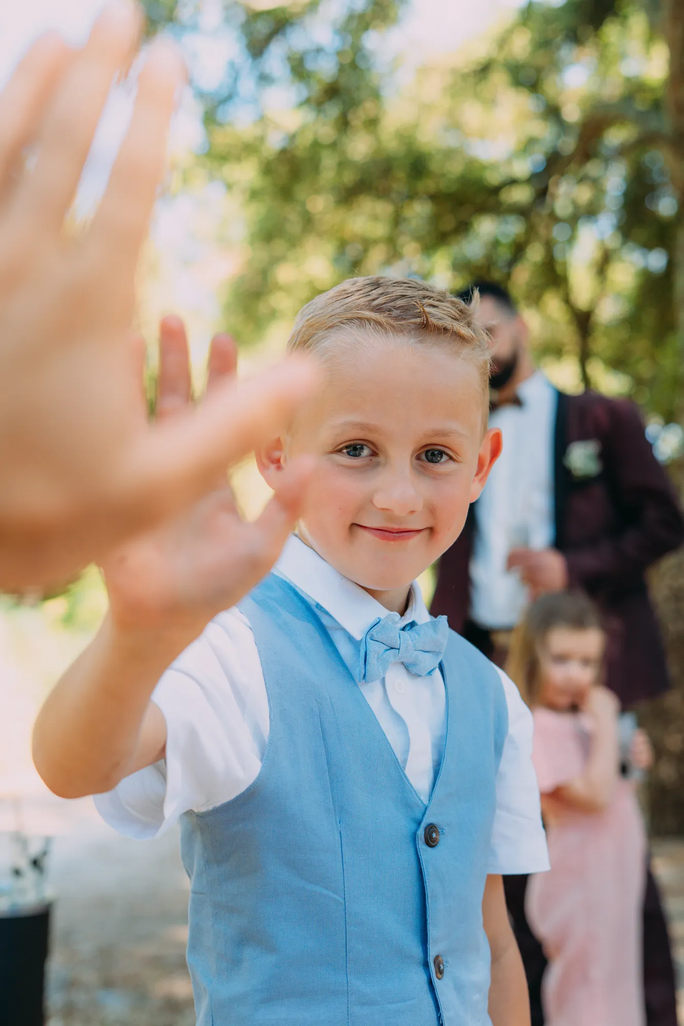 Invités qui rient lors d'un mariage dans le Var — animation photobooth digital