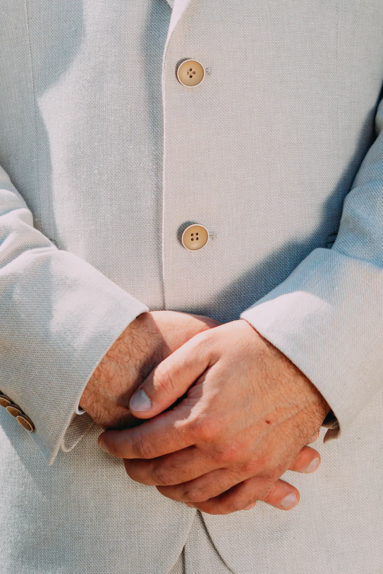 Détail des mains et du costume du marié, mariage dans le Var