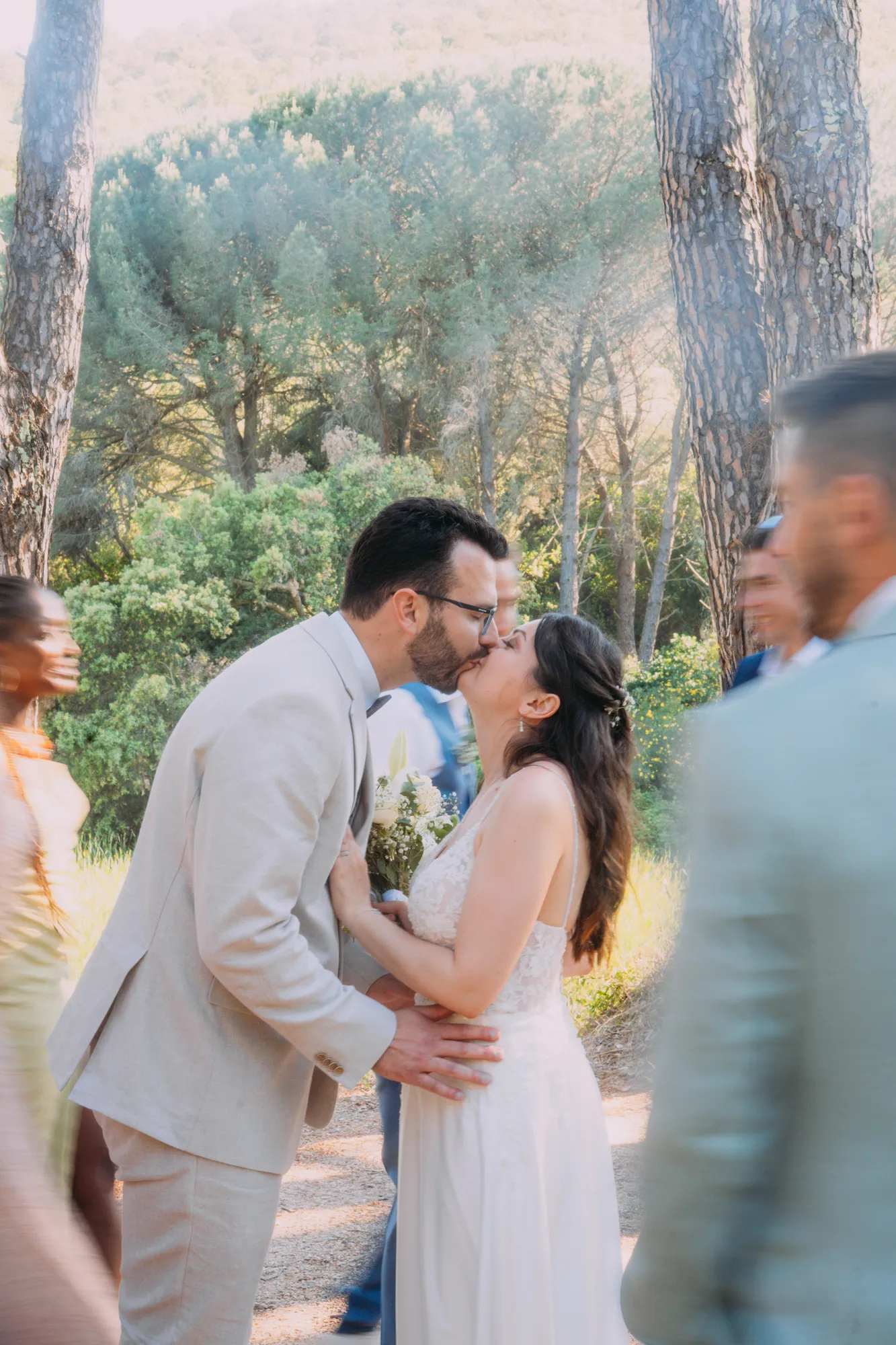 Les mariés front contre front à l’heure dorée, mariage dans le Var