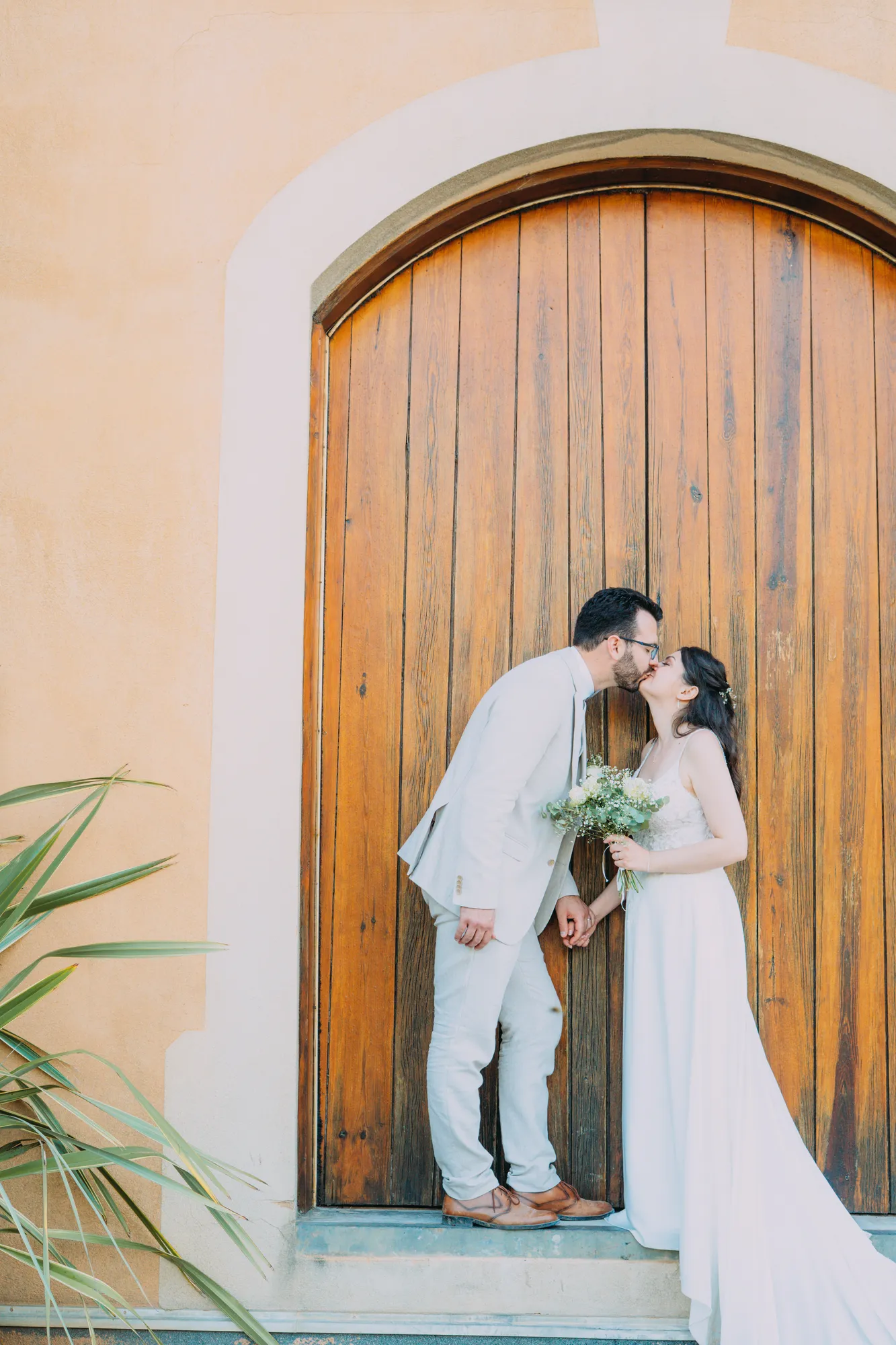 Les mariés devant le portail d’un domaine, mariage dans le Var