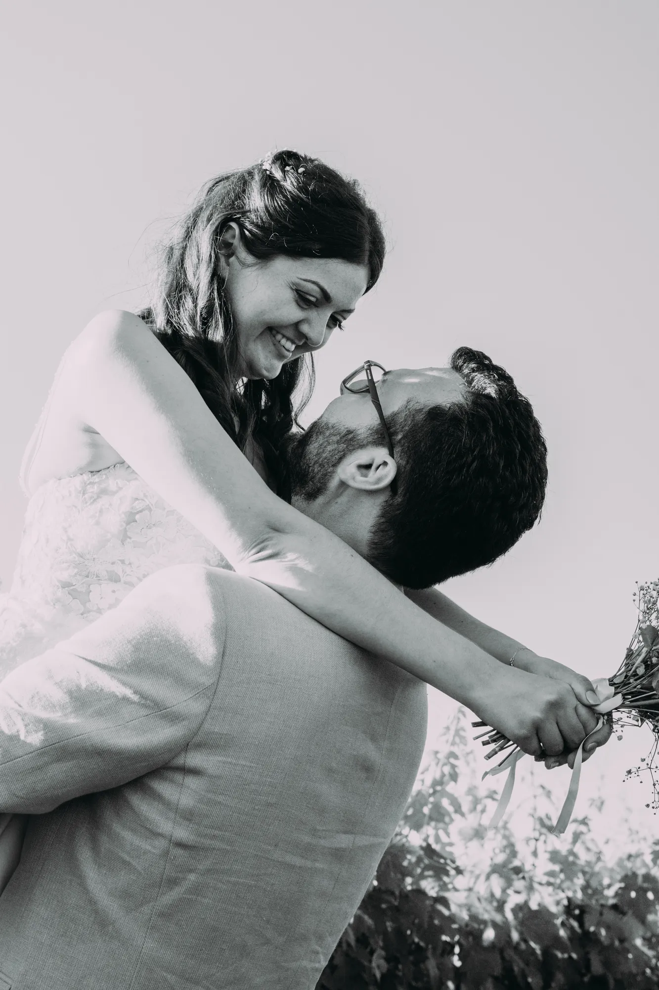 Moment de tendresse des mariés en noir et blanc, mariage dans le Var