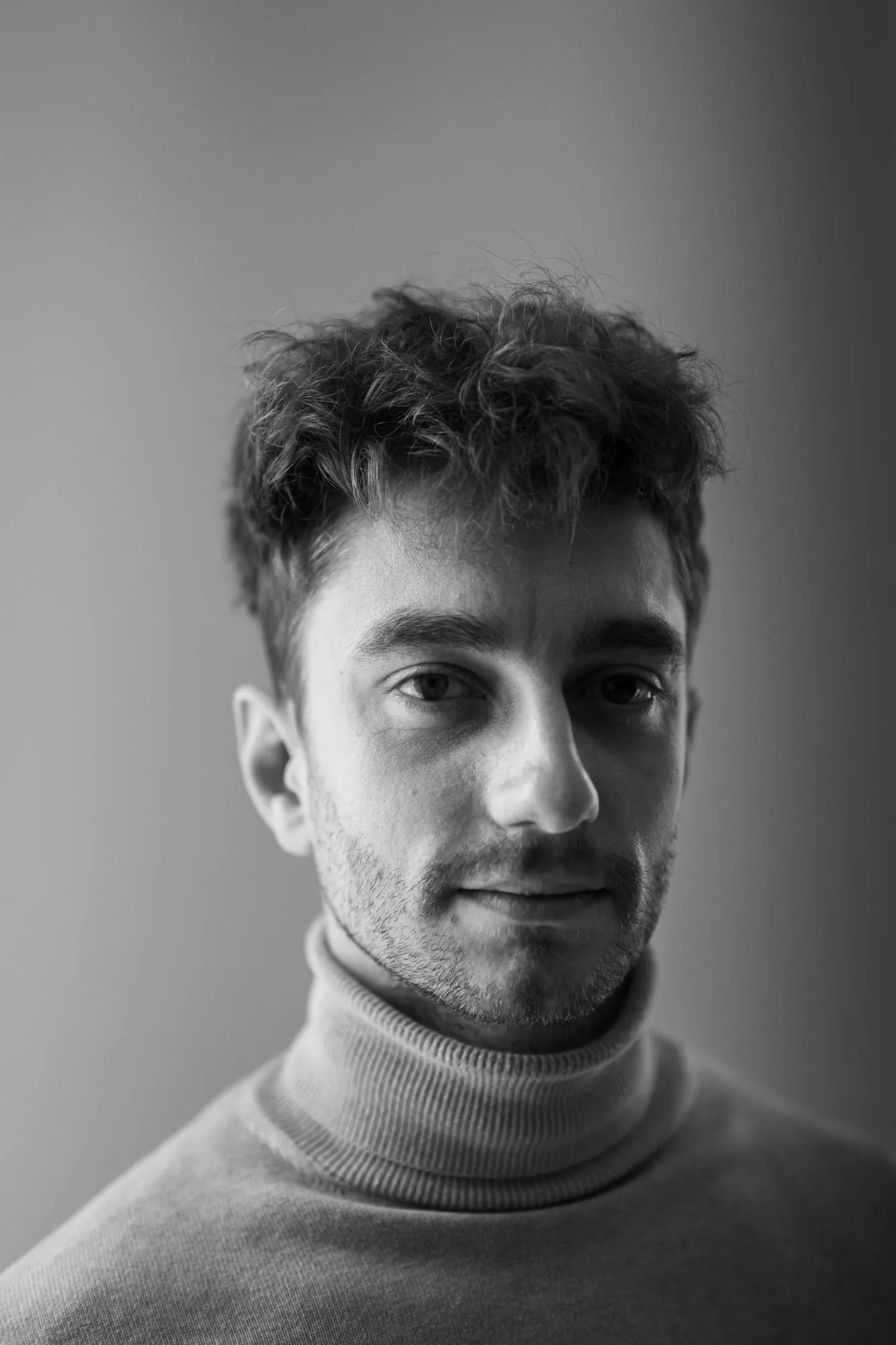 Portrait professionnel en noir et blanc, lumière naturelle