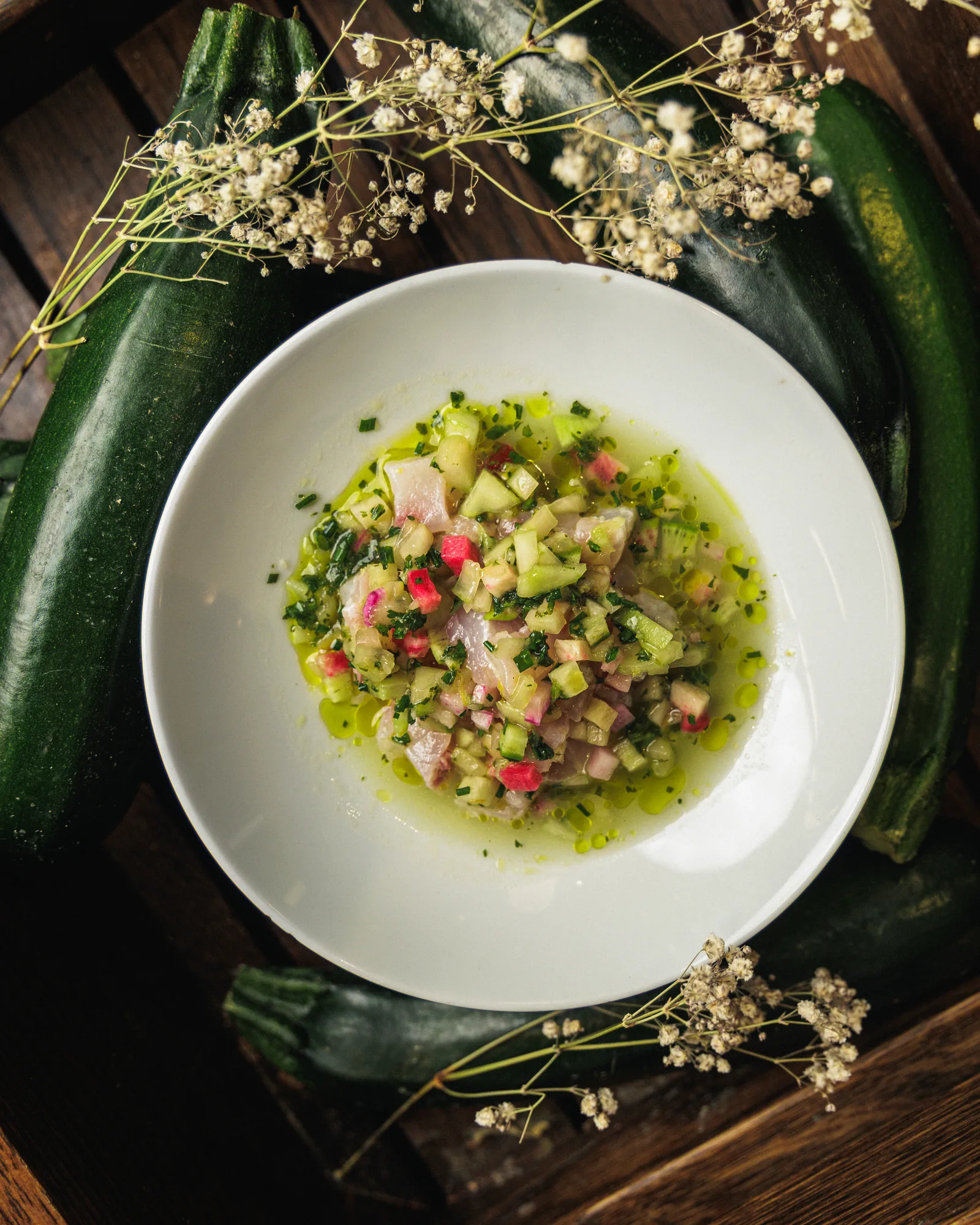 Ceviche de courgettes dressé à l’assiette, photo Hugz Visuals